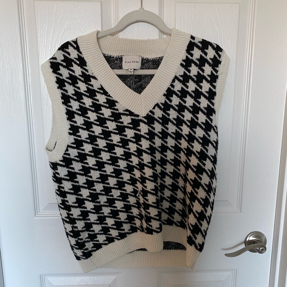 Houndstooth black and white sweater vest. Size M.